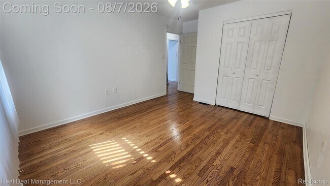 Building Photo - 553 S Stirling