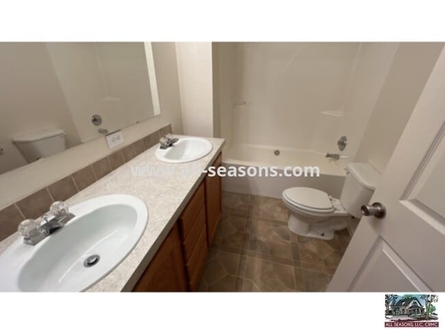 Building Photo - Spectacular spacious front unit in a West-side duplex!