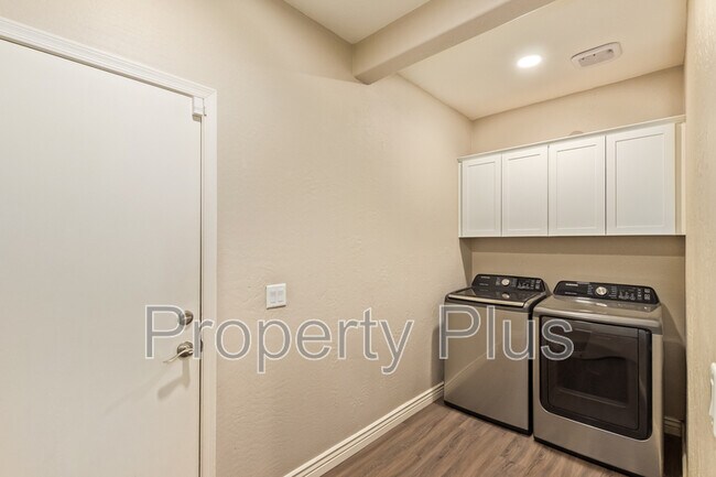 Building Photo - 8355 W Molly Ln