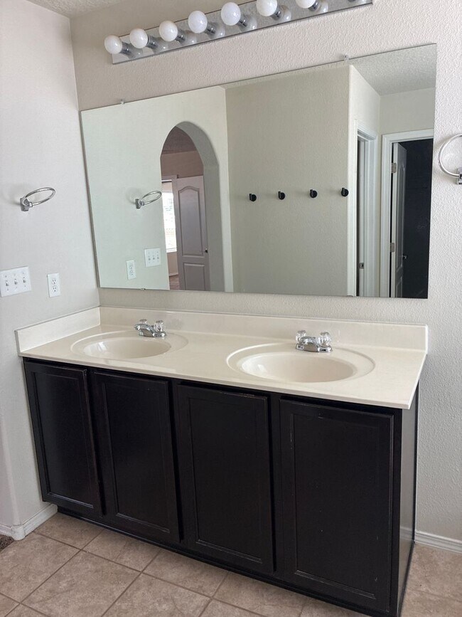 Building Photo - 2217 Violeta Cir SE