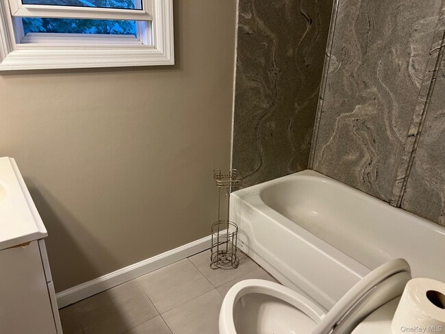 Building Photo - 19 Maple Ave