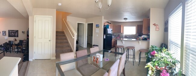 Building Photo - Lots of Great Light in this End Townhome