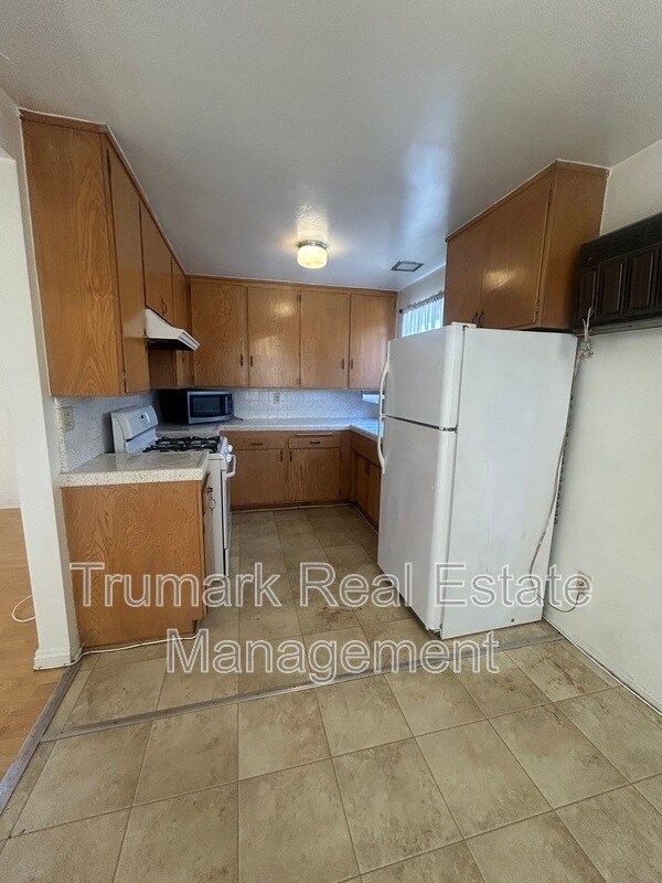 Building Photo - 4401 Clayton Ave W
