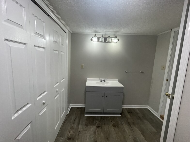 Building Photo - 102 W Cedar St