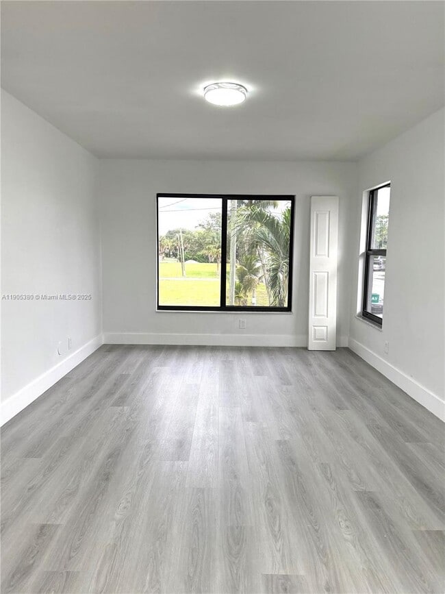 Building Photo - 1185 SW 16th Ave