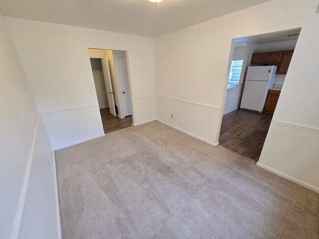 Building Photo - SPACIOUS 4 BED/2.5 TOWNHOME IN GREAT NECK!...