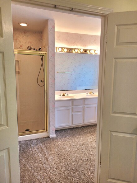 Master bathroom shower - 12607 Alderwood Dr