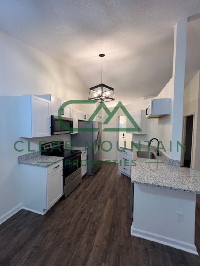 Building Photo - 3 Bedroom Updated Single Family Home