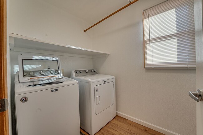 Building Photo - Beautiful 4 bed, 3.5 bath Home in Fort Collins Dakota Ridge Neighborhood