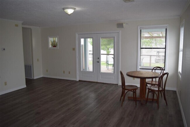 Building Photo - 500 Highcrest Dr