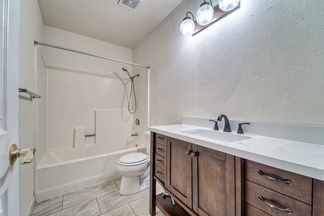Building Photo - LARGE 5-bedroom 3 bath home in a great loc...