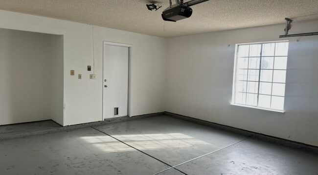 Building Photo - 2 BETHROOMS 2 BATHROOMS  2 CAR GARAGE HOUSE AVAILABLE FOR RENT