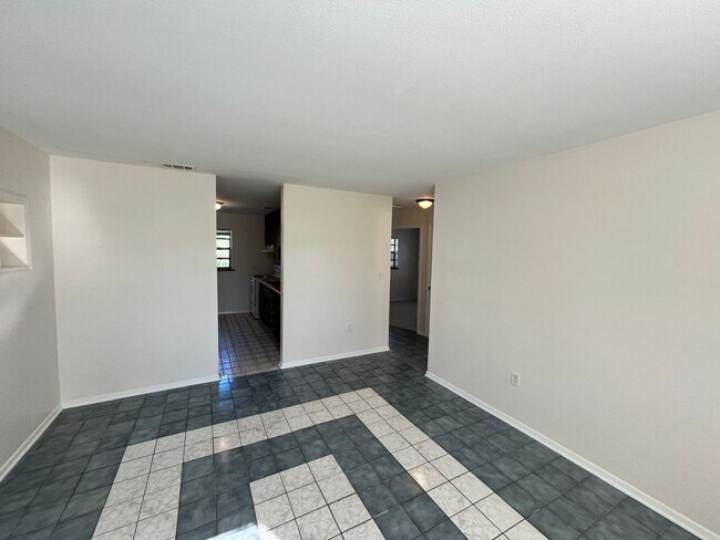 Building Photo - 2244 Shelby Dr