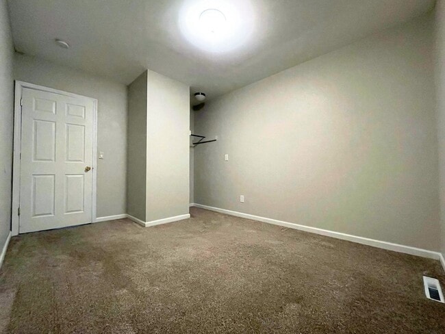 Building Photo - Nice 4 bedroom Home