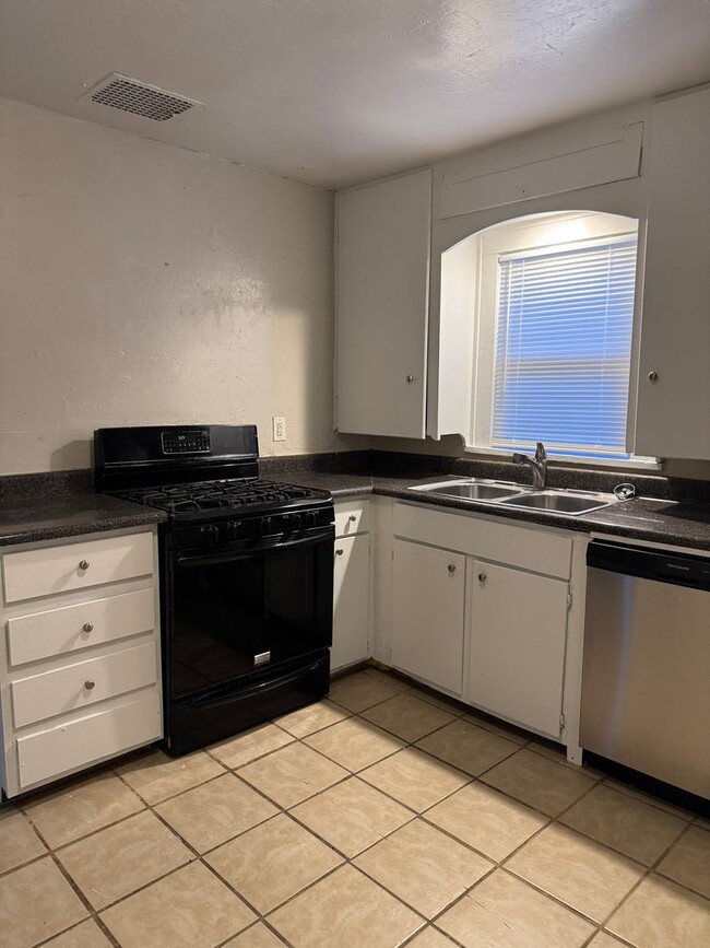 Building Photo - Gables Home