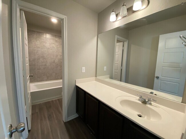 Building Photo - Spacious 4 Bedroom ~ Convenient to JBSA Ra...