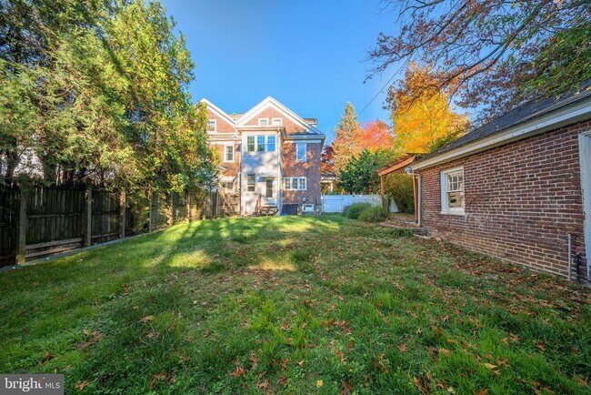 Building Photo - 709 E 20th St