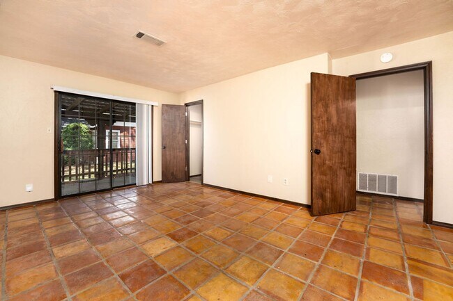 Building Photo - Clean and Spacious Duplex