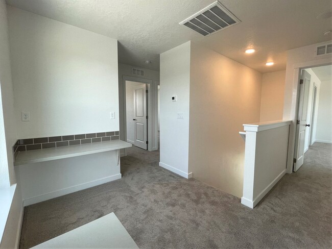 Building Photo - Bright and spacious 4 Bedroom 2.5 Bath hom...