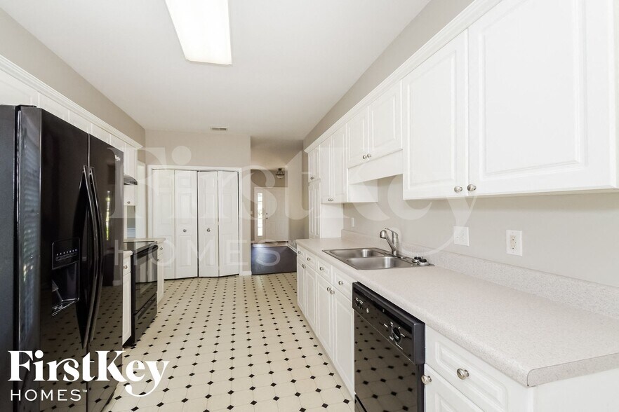 Building Photo - 5749 Marchester Cir