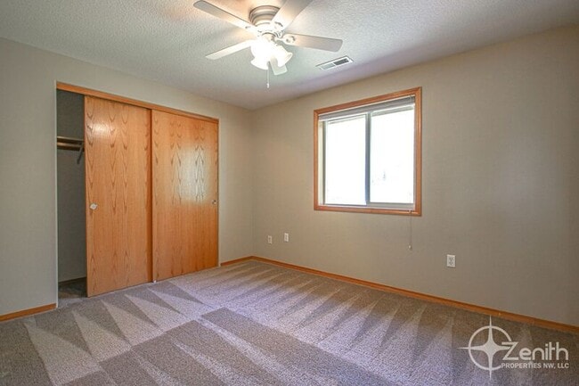 Building Photo - 3907 SE Sunrise Dr