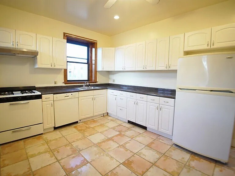 Primary Photo - 369 Centre St