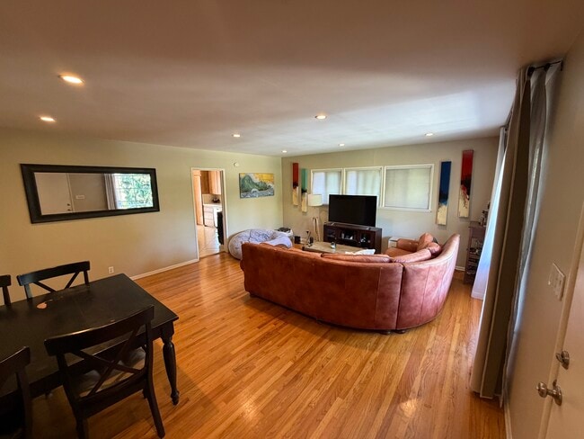 Living room - 3283 Kelton Ave