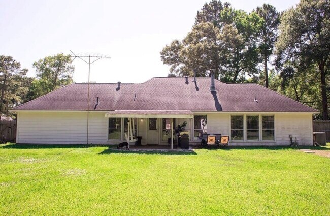 Building Photo - 810 Shadberry Dr