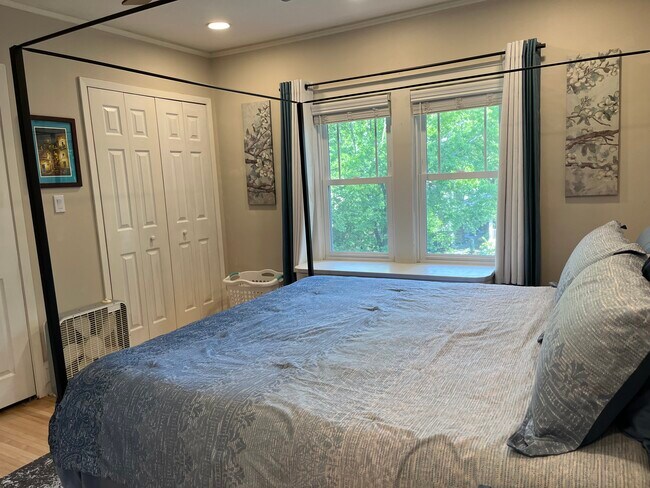 Building Photo - 4732 Harriet Ave