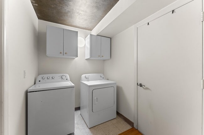 Building Photo - 1005 S Shepherd Dr