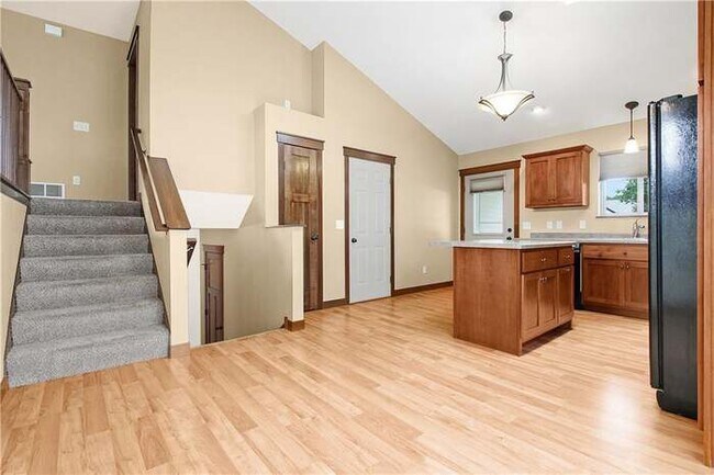 Building Photo - 2425 Lake Ct