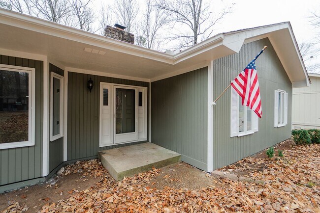 Building Photo - Beautiful Newly Remodeled Home on the Desoto Golf Course! A large landscaped lot with beautiful v...