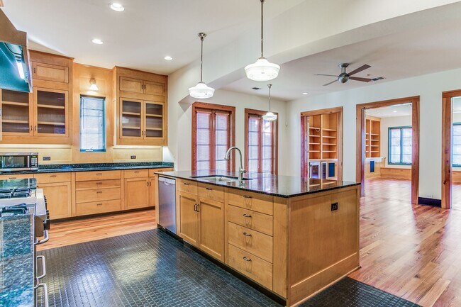 Building Photo - LUXURY 4-BEDROOM IN ALAMO HEIGHTS