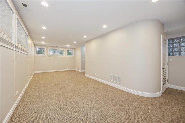 Building Photo - 2425 W Arthington St