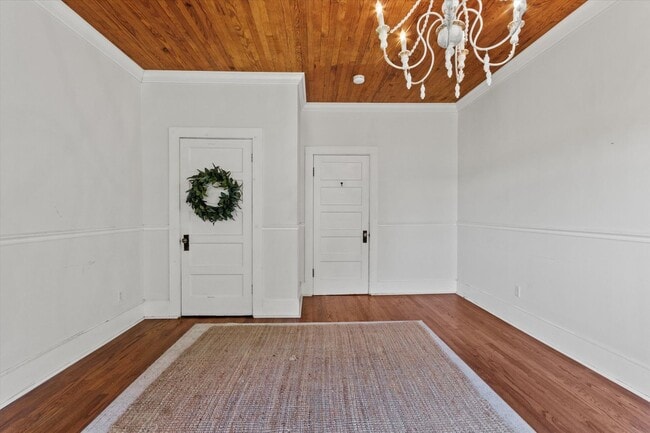 Building Photo - Country Classic with Modern Convenience!