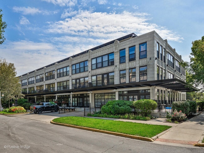 Primary Photo - 1071 W 15th St