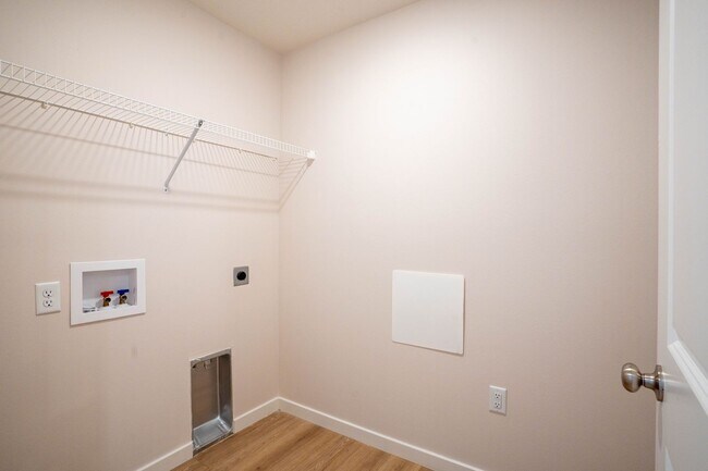 Building Photo - Beautiful newer 3 bed home with 3 car garage