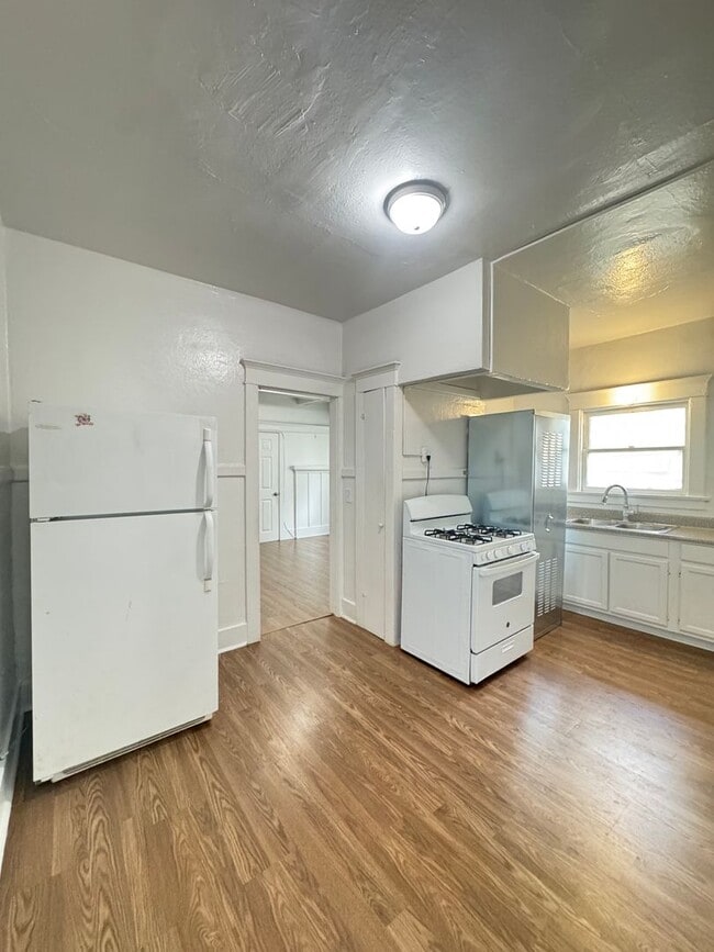 Building Photo - 458 W Vernon Ave