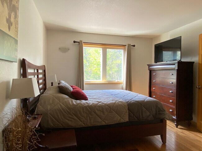 Building Photo - 28 Valley View Ln