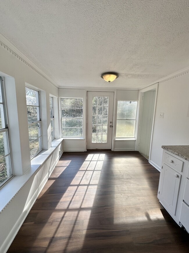 Building Photo - 1341 Pineview Rd