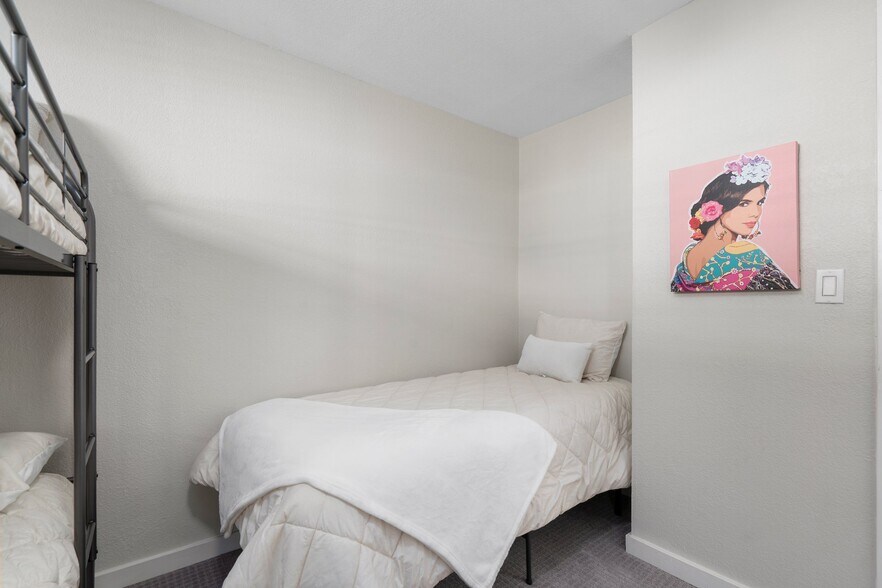 Building Photo - 7902 E Latham St