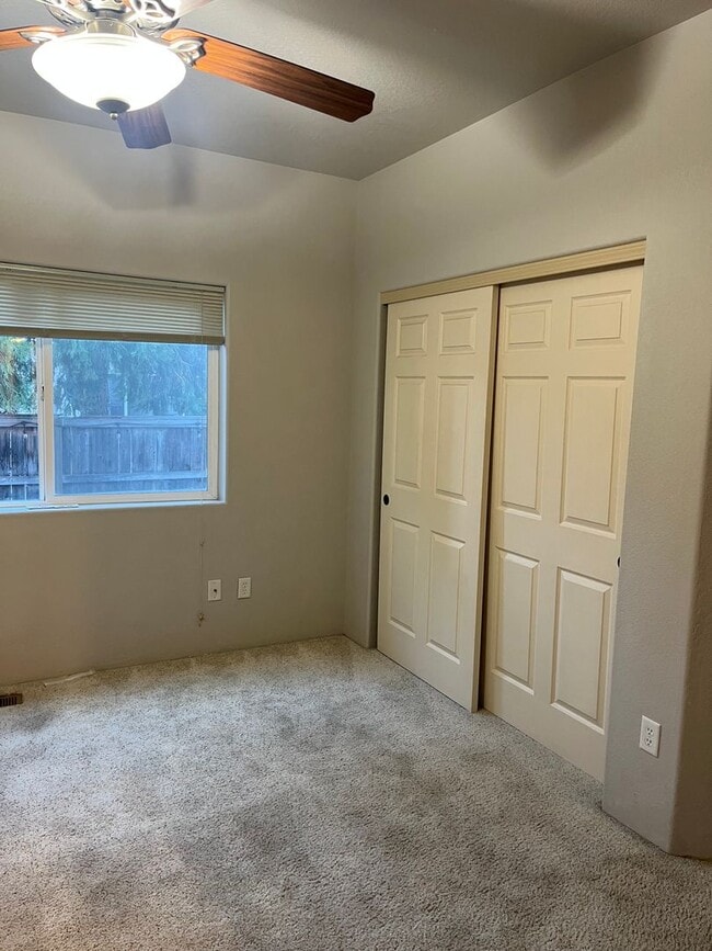 Building Photo - 2 Bedroom 2.5 Bath House