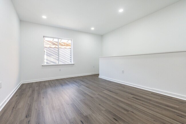 Building Photo - 3003 W Glenwood Ave