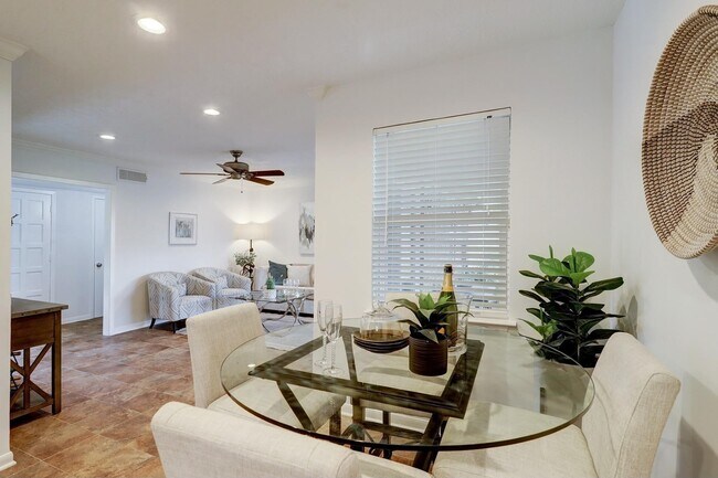 Building Photo - 2330 Willowby Dr