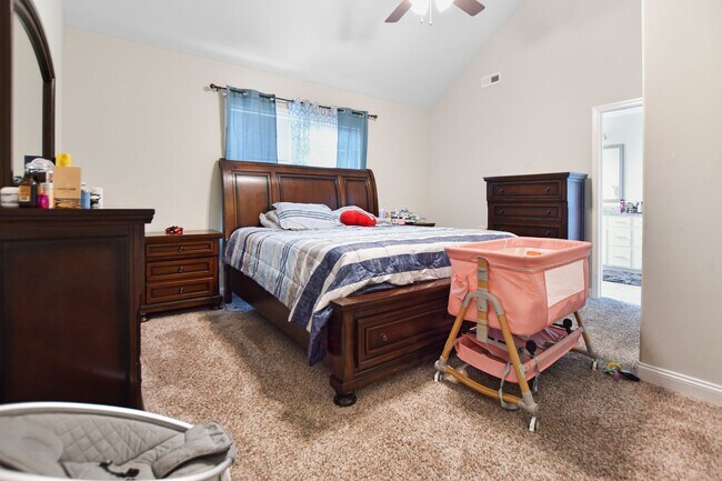 Building Photo - Pet Friendly Four Bedroom!
