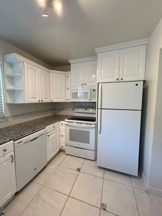 Building Photo - 8915 Salmon Falls Dr