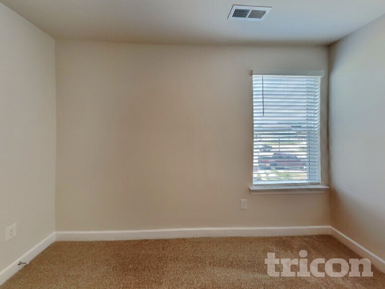 Building Photo - 3326 Quintana Dr