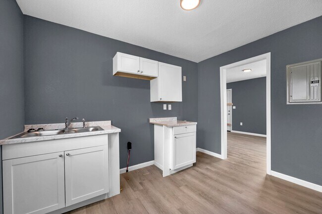 Building Photo - 2 Bed 1 Bath Completely renovated apt - appliances/water provided $900