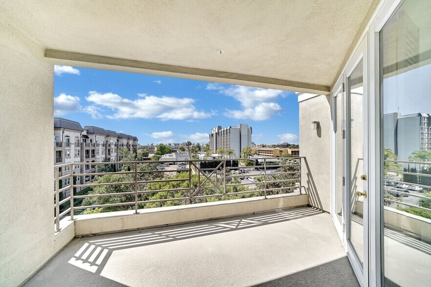 Building Photo - 2233 Martin, 405