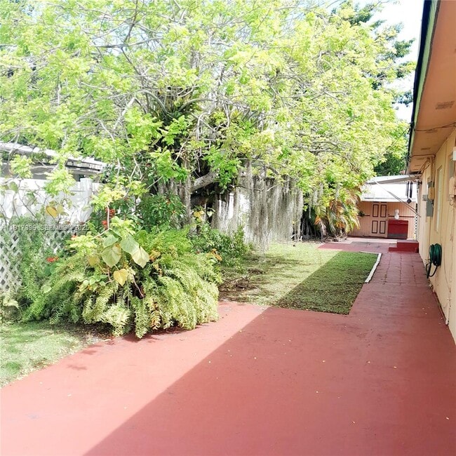 Building Photo - 1830 NE 175th St